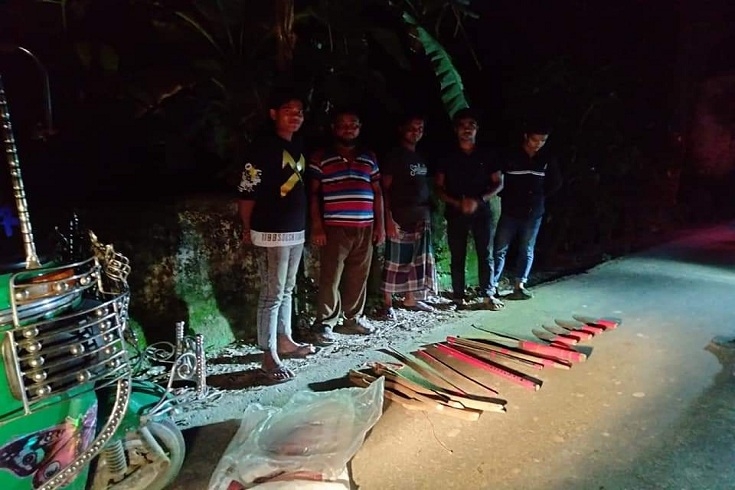 নোয়াখালীতে রাস্তার পাশ থেকে দেশীয় অস্ত্র উদ্ধার 